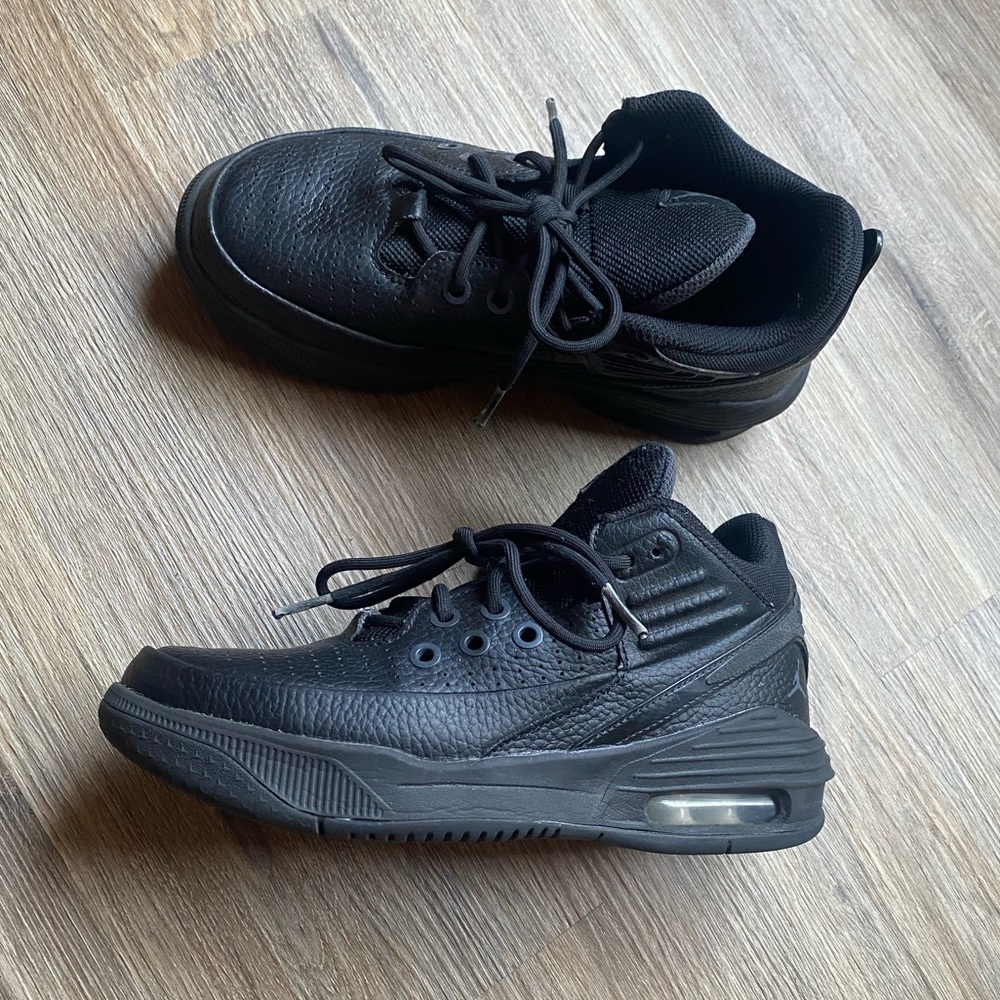 Jordan Max Aura 5 Size 4Y